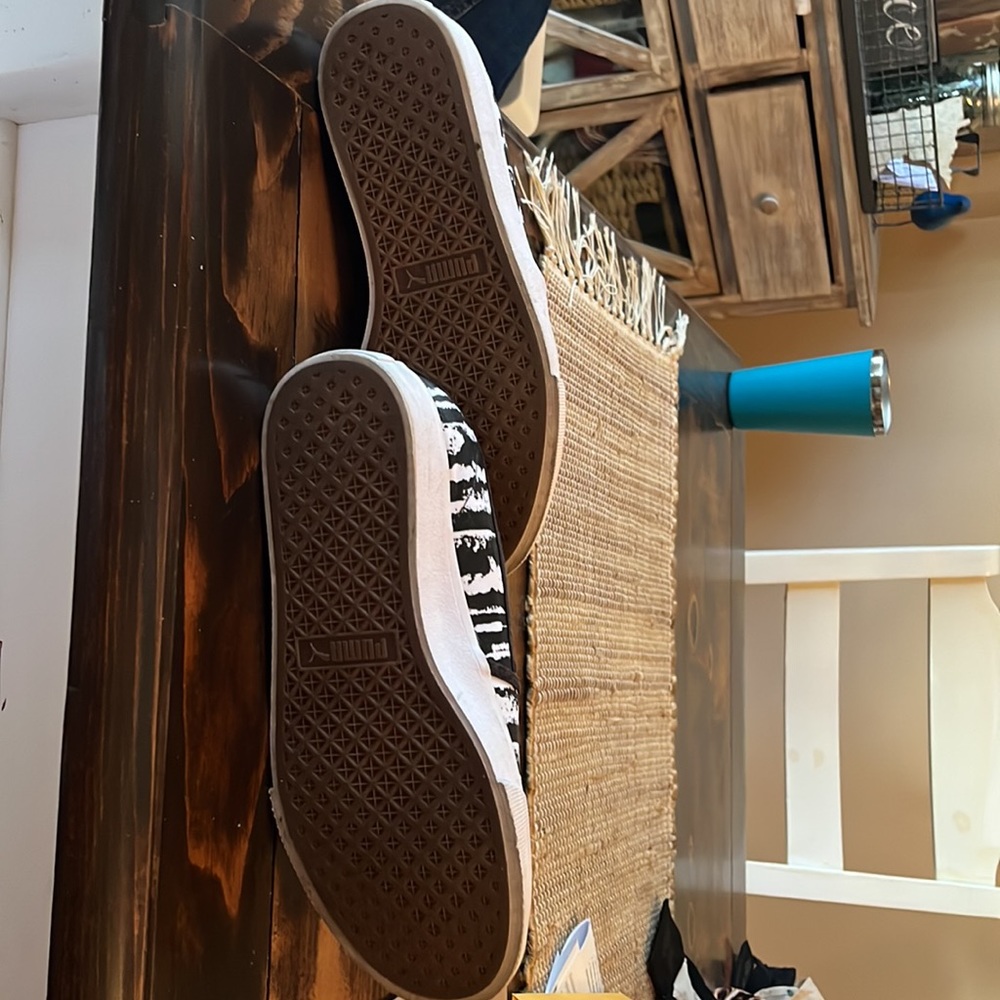 Womens Puma back an white slip on sneakers. - Picture 5 of 6